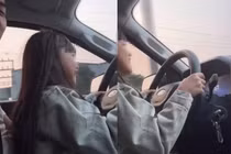 Bố giao vô lăng cho con gái nhỏ cầm lái, chạy 60km/h
