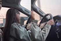 Bố giao vô lăng cho con gái nhỏ cầm lái, chạy 60km/h