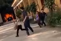 Xe hơi bốc cháy trong trường, học sinh bỏ chạy tán loạn