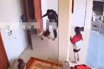 Người đàn ông đánh dã man vợ và các con bên mâm cơm