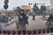 Tạt đầu ô tô bị ngã, người phụ nữ nổi nóng quát tài xế 