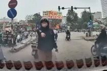 Tạt đầu ô tô bị ngã, người phụ nữ nổi nóng quát tài xế 