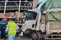 Tông đuôi xe khác trên cao tốc, 2 người mắc kẹt tử vong