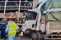 Tông đuôi xe khác trên cao tốc, 2 người mắc kẹt tử vong