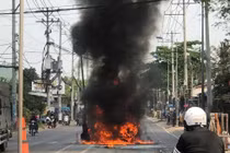 Xe hơi cháy rụi giữa đường gây ùn tắc hơn 5 km