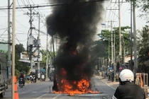 Xe hơi cháy rụi giữa đường gây ùn tắc hơn 5 km