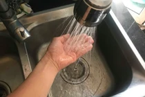 Nước sạch Hà Nội bốc mùi vì dầu thải: Phụ huynh kêu giời "con bị tiêu chảy"