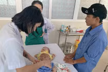 Con mắc bệnh hiếm, cha mẹ tưởng bị tay chân miệng