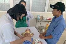 Con mắc bệnh hiếm, cha mẹ tưởng bị tay chân miệng