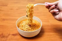Tại sao tiêu thụ nhiều mì ăn liền gây suy dinh dưỡng?
