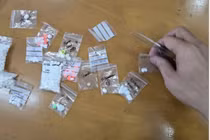 Cận cảnh hơn nghìn viên kim cương giấu tinh vi trong các gói kẹo