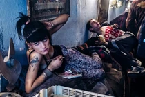 Cuộc sống dưới hầm ngầm của thiếu nữ Romania 