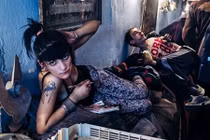 Cuộc sống dưới hầm ngầm của thiếu nữ Romania 