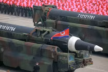 Triều Tiên phóng tên lửa dọa Nhật, đối đầu với Mỹ