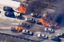 “Lửa thiêu xa lộ” Mỹ, 20 ôtô trơ khung 