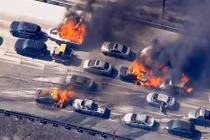 “Lửa thiêu xa lộ” Mỹ, 20 ôtô trơ khung 