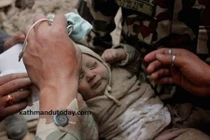 Xúc động bé 4 tháng tuổi sống sót giữa đống đổ nát