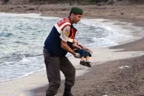 Ảnh bé trai Syria chết đuối chấn động như “em bé napalm”?