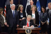 Tổng thống Donald Trump làm xáo trộn trật tự hiện hành