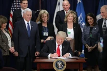 Tổng thống Donald Trump làm xáo trộn trật tự hiện hành