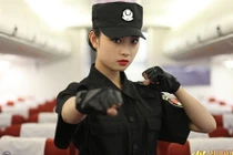 Nữ tiếp viên hàng không TQ: “Bông hồng có gai“