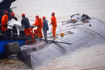 Trung Quốc: Khoét thân tàu chìm, tìm người còn sống 