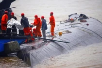 Trung Quốc: Khoét thân tàu chìm, tìm người còn sống 