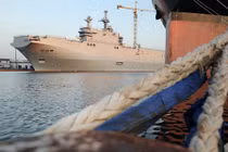 Pháp sẽ phải “bán sắt vụn” tàu Mistral 