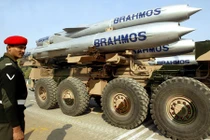 Vì sao Ấn Độ bố trí tên lửa BrahMos sát Trung Quốc?