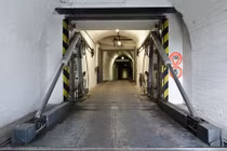  Đột nhập hầm ngầm chống bom nguyên tử cực sang