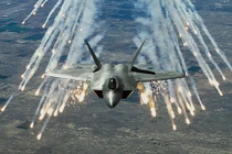 F-22 đấu với HQ-9: “Mèo nào cắn mỉu nào” ở Biển Đông?