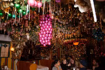 Bên trong quán bar lễ hội nhất thành phố New York