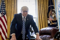 Tổng thống Trump đã mắc bẫy khi ký luật trừng phạt Nga