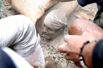 Hình ảnh thương tâm của nạn nhân trận động đất Nepal