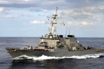 Tàu chiến Mỹ lại tiến sát Đá Vành Khăn ở Biển Đông