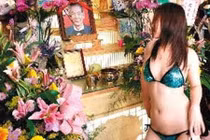 Quái dị vũ nữ thoát y ở đám ma Trung Quốc