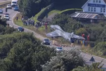  Hình ảnh vụ máy bay Anh đâm xuống đường cao tốc