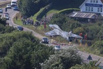  Hình ảnh vụ máy bay Anh đâm xuống đường cao tốc