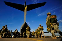 Cuối cùng Mỹ cũng phải đem lính dù đánh phiến quân IS 