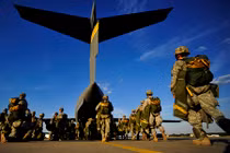 Cuối cùng Mỹ cũng phải đem lính dù đánh phiến quân IS 