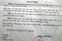 Tranh luận việc đuổi học 6 tháng các nam sinh tiểu bậy