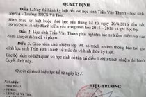 Tranh luận việc đuổi học 6 tháng các nam sinh tiểu bậy