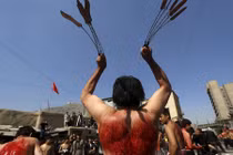 Rợn người nghi lễ tự đánh mình đẫm máu nhất hành tinh 