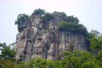 Vì sao người xưa treo quan tài trên vách đá cheo leo? 