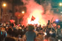 Công an bắn 2 phát chỉ thiên trong dòng người đi bão ở quận 1