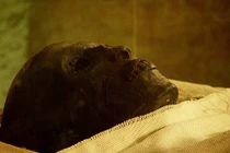 Vì sao thi hài Tutankhamun bốc cháy ngùn ngụt khi ướp xác? 