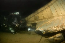 Cận cảnh xác máy bay ném bom huyền thoại Mỹ dưới đáy hồ