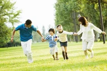 Đừng “tiết kiệm” cử chỉ yêu thương với cha mẹ