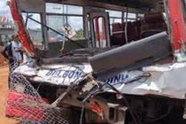 Xe buýt đưa đón học sinh tông xe tải làm 3 người chết