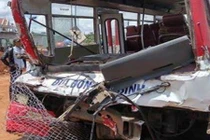 Xe buýt đưa đón học sinh tông xe tải làm 3 người chết